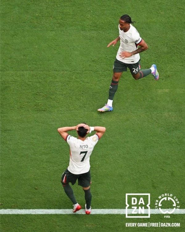 Bị sốc bởi cái đầu! Pedro Neto